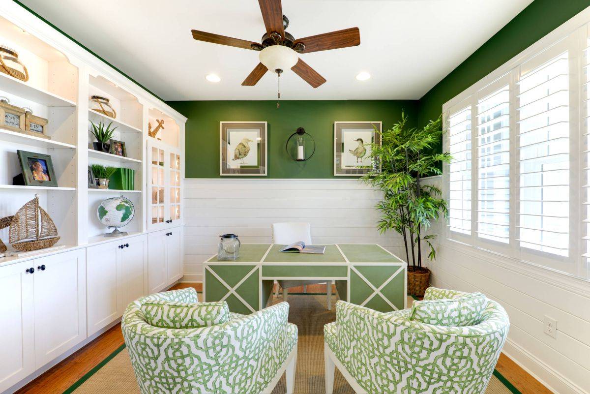 Trendy-beach-style-home-office-of-modern-home-in-Philadelphia-with-white-and-green-color-scheme-42324