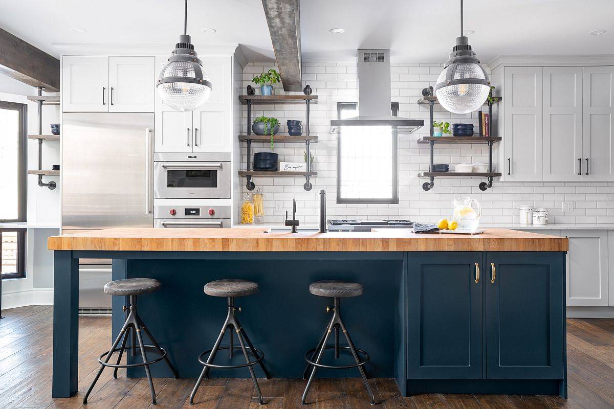 Dapur industri modern yang cerah dan ceria dengan pulau tengah yang cerdas dalam warna biru dan kayu