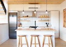 Kontemporer-kecil-kontemporer-york-rumah-ruang-dapur-dengan-skema-warna-kayu-putih-39197-217x155