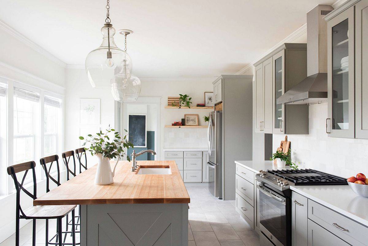 Sophsiticated modern kitchen in white and wood