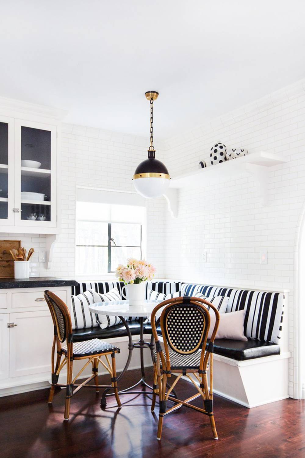 Cozy breakfast nook (from Daily Dream Decor)