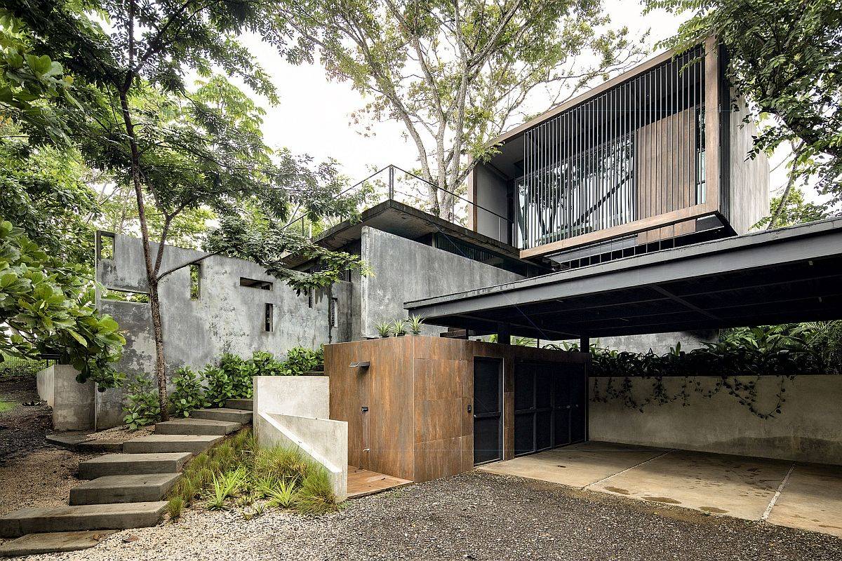 Contemporary Ethos House in Costa Rica with its minimalist exterior in reinforced concrete