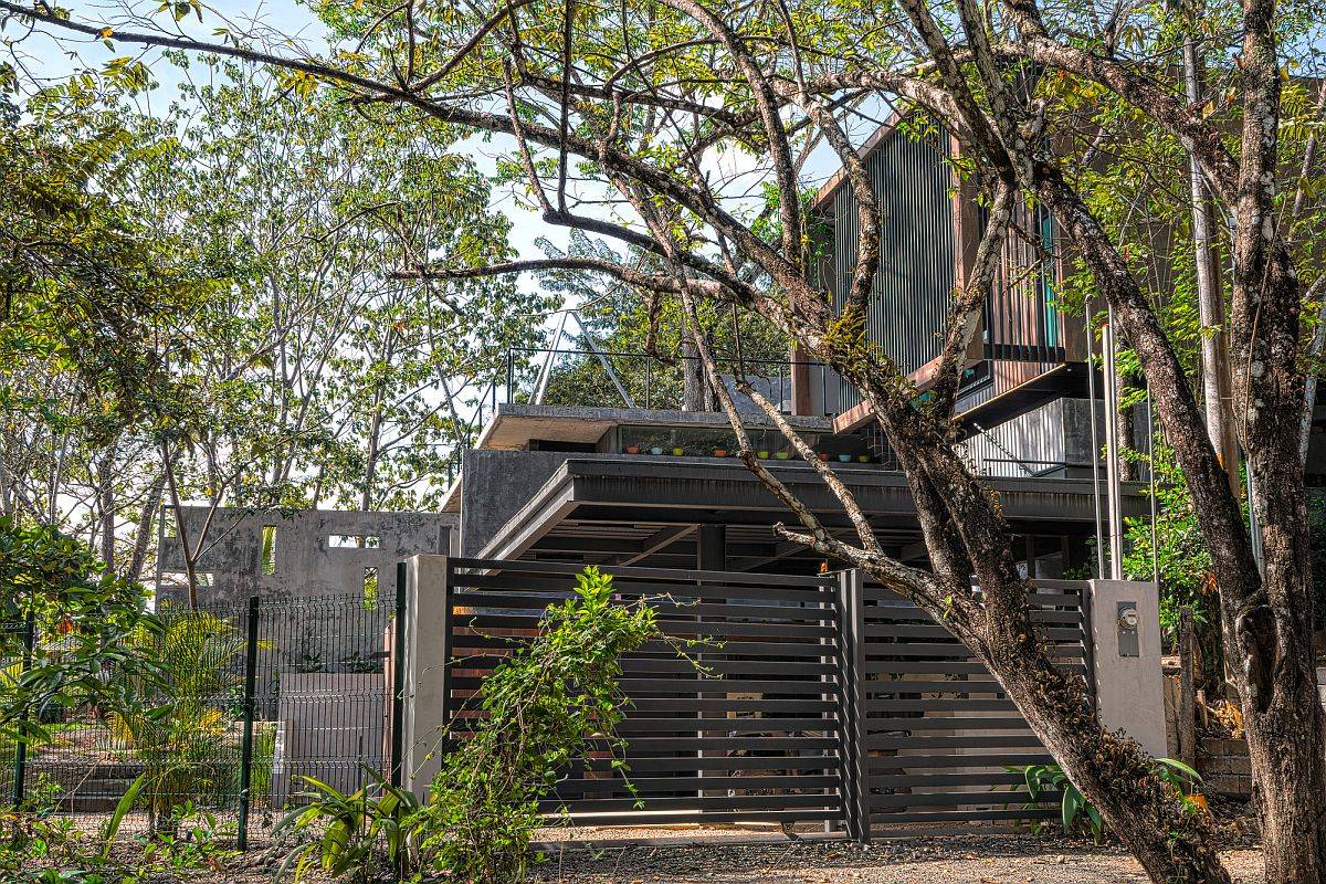 Greenery around the home makes the biggest impact at this Costa Rica home