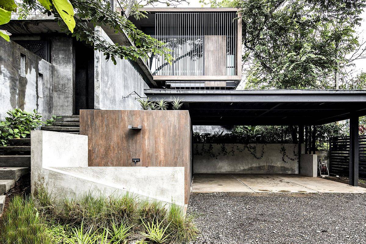 Nature, minimalism and parcticality shape the sturdy and weather-resistant exterior of the house