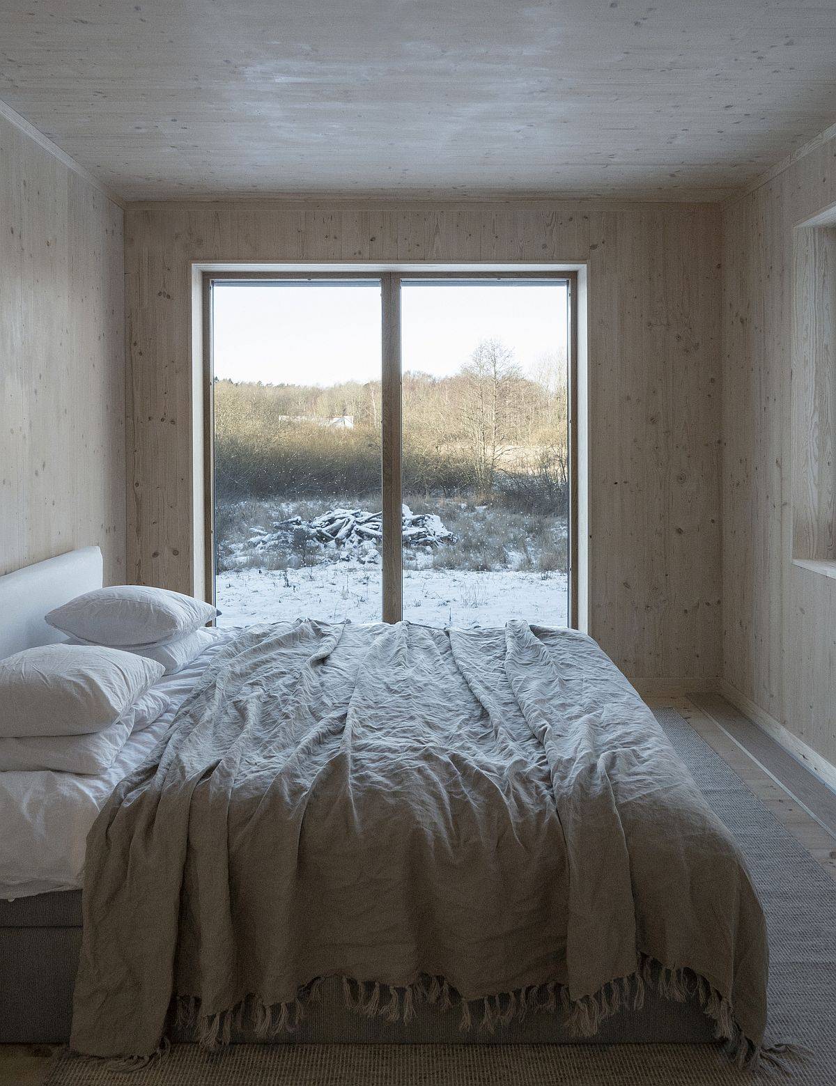 Small-and-cozy-bedroom-in-wood-with-beautiful-views-of-snow-clad-landscape-24706