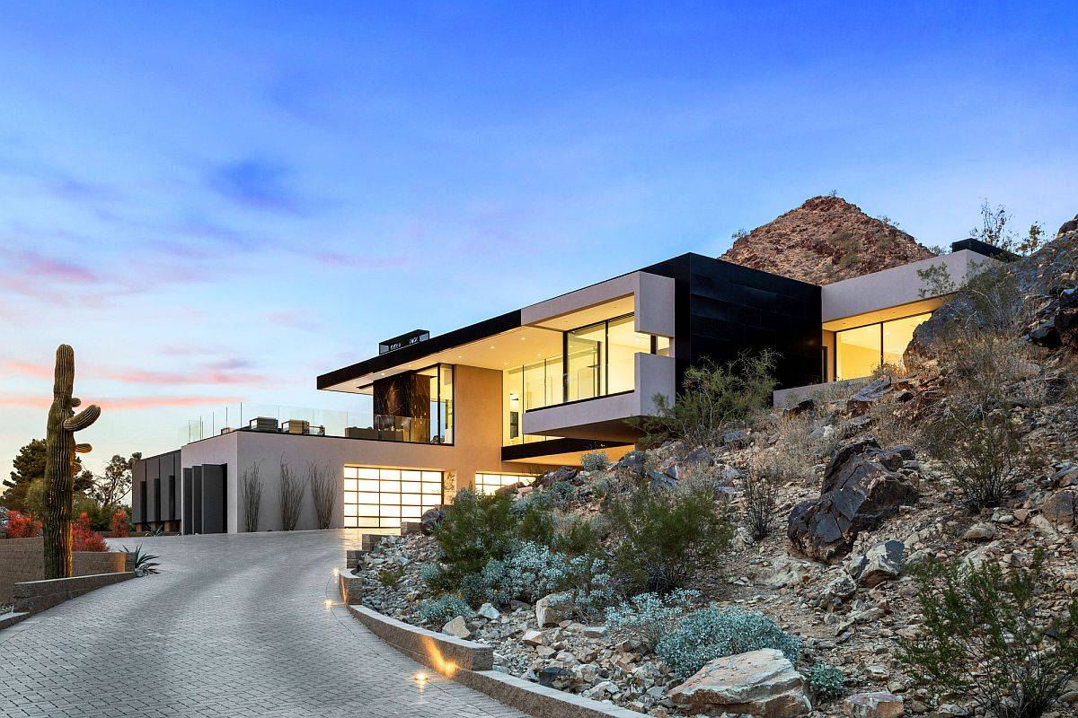 Winding-entrance-cuts-across-natural-rock-formation-leading-to-the-Desert-Jewel-Residence-95286