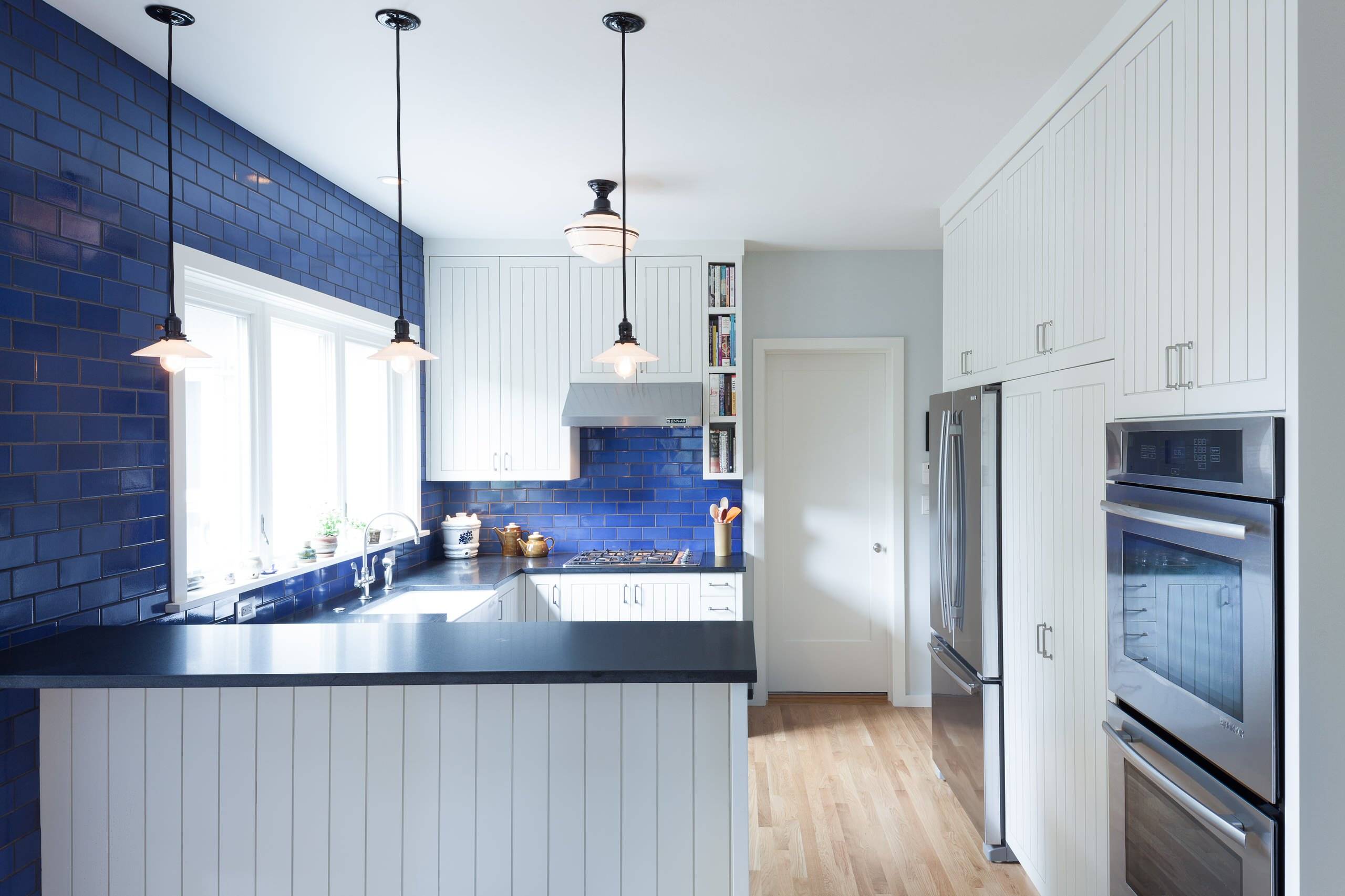 Cobalt blue kitchen baskapslh (from Houzz)