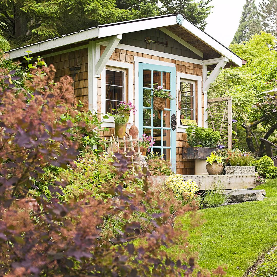 Paint the door in bright color for vibrancy (from BHG)