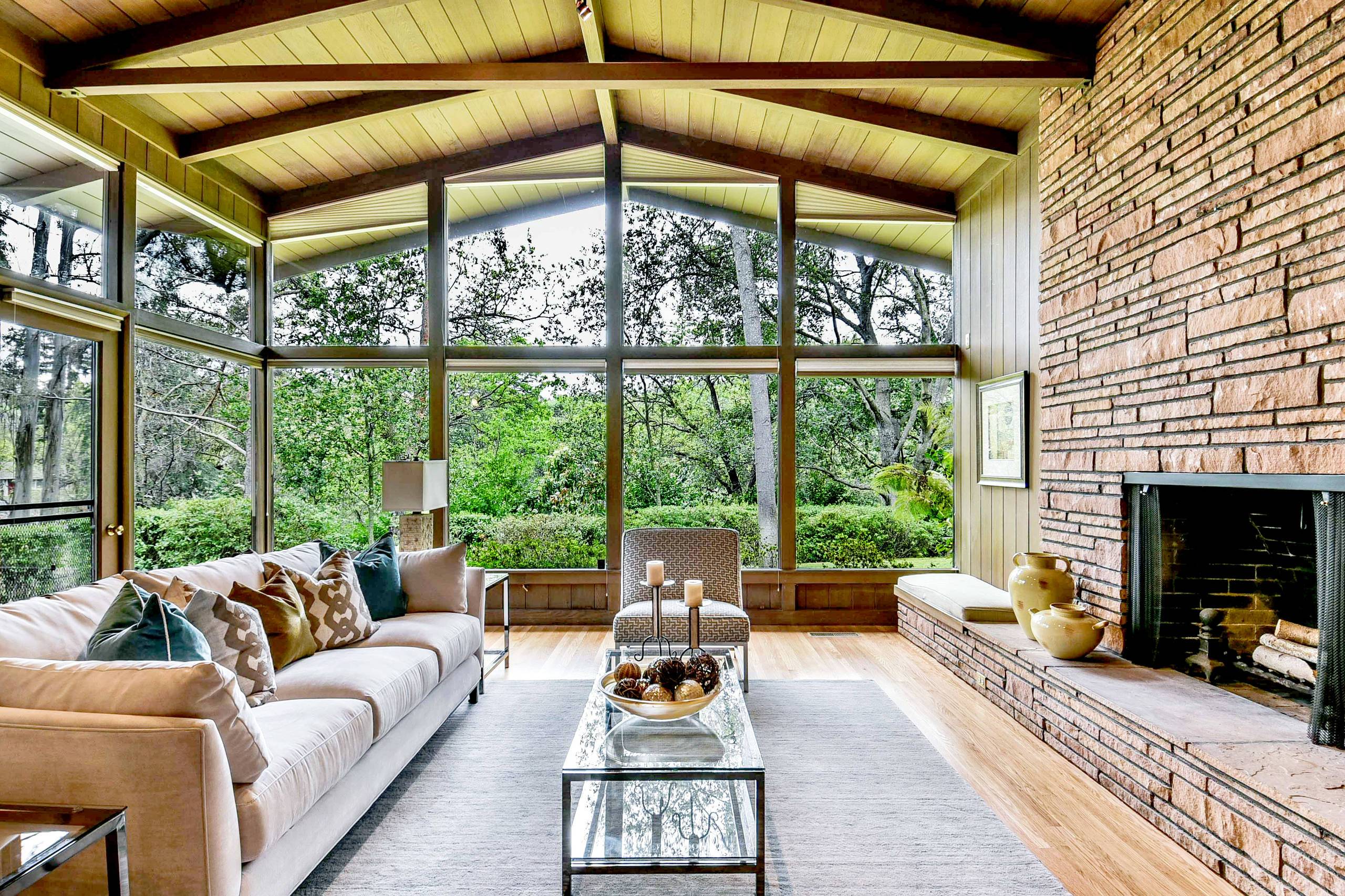 Rustic style for a cozy sunroom that matches the interior style (from Houzz)