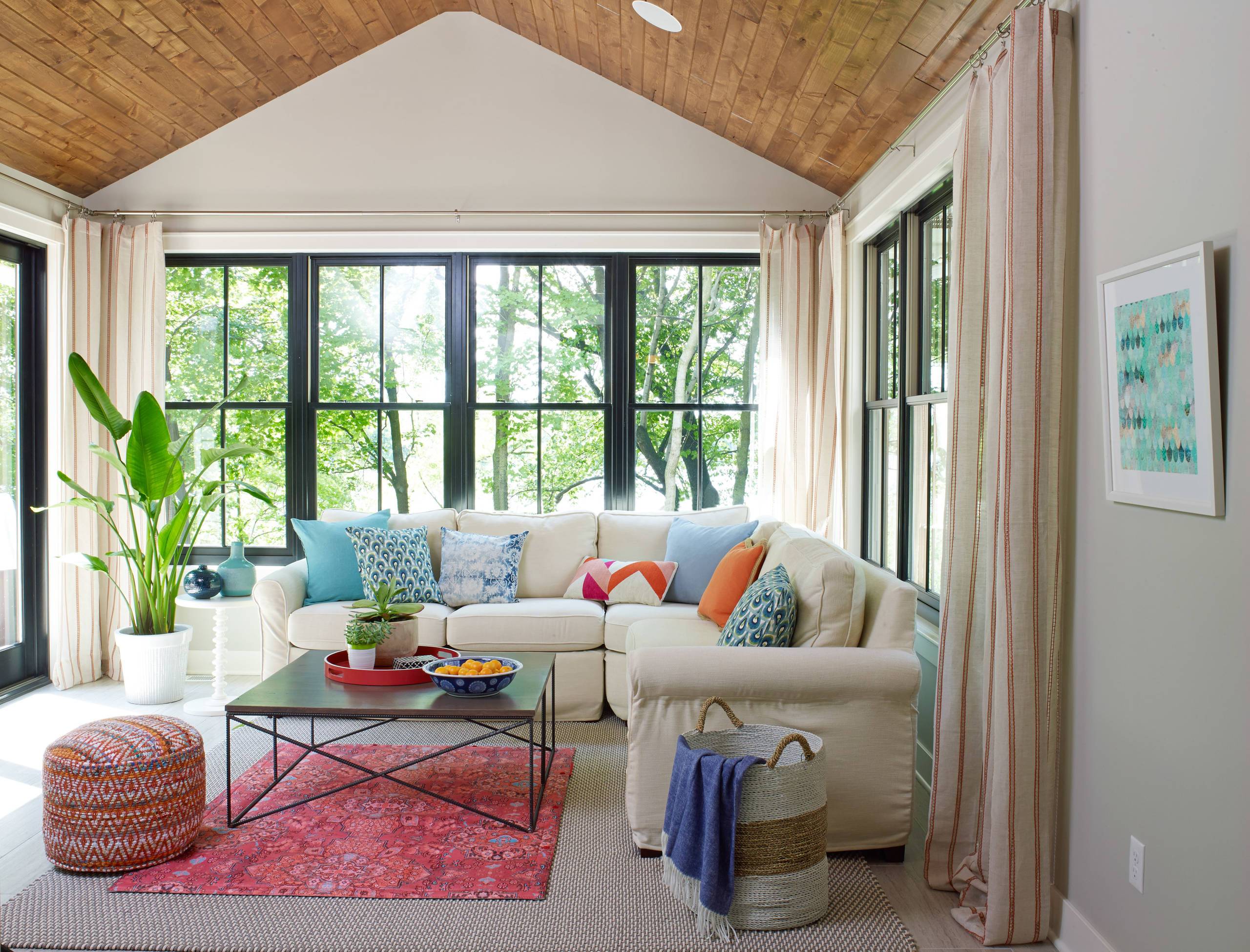 A pop of color for a charming sunroom (from Houzz)