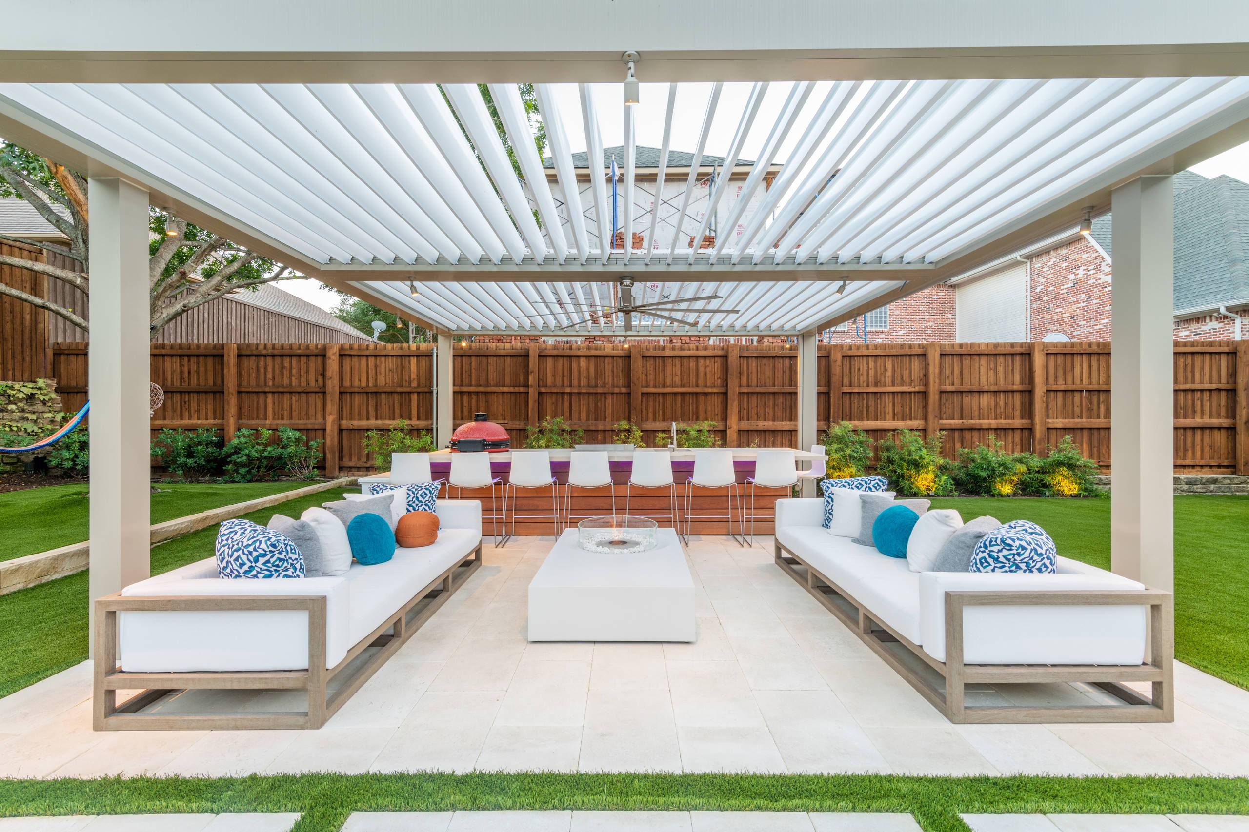 Cobalt blue cushions to spruce up the outdoor seating area (from Houzz)