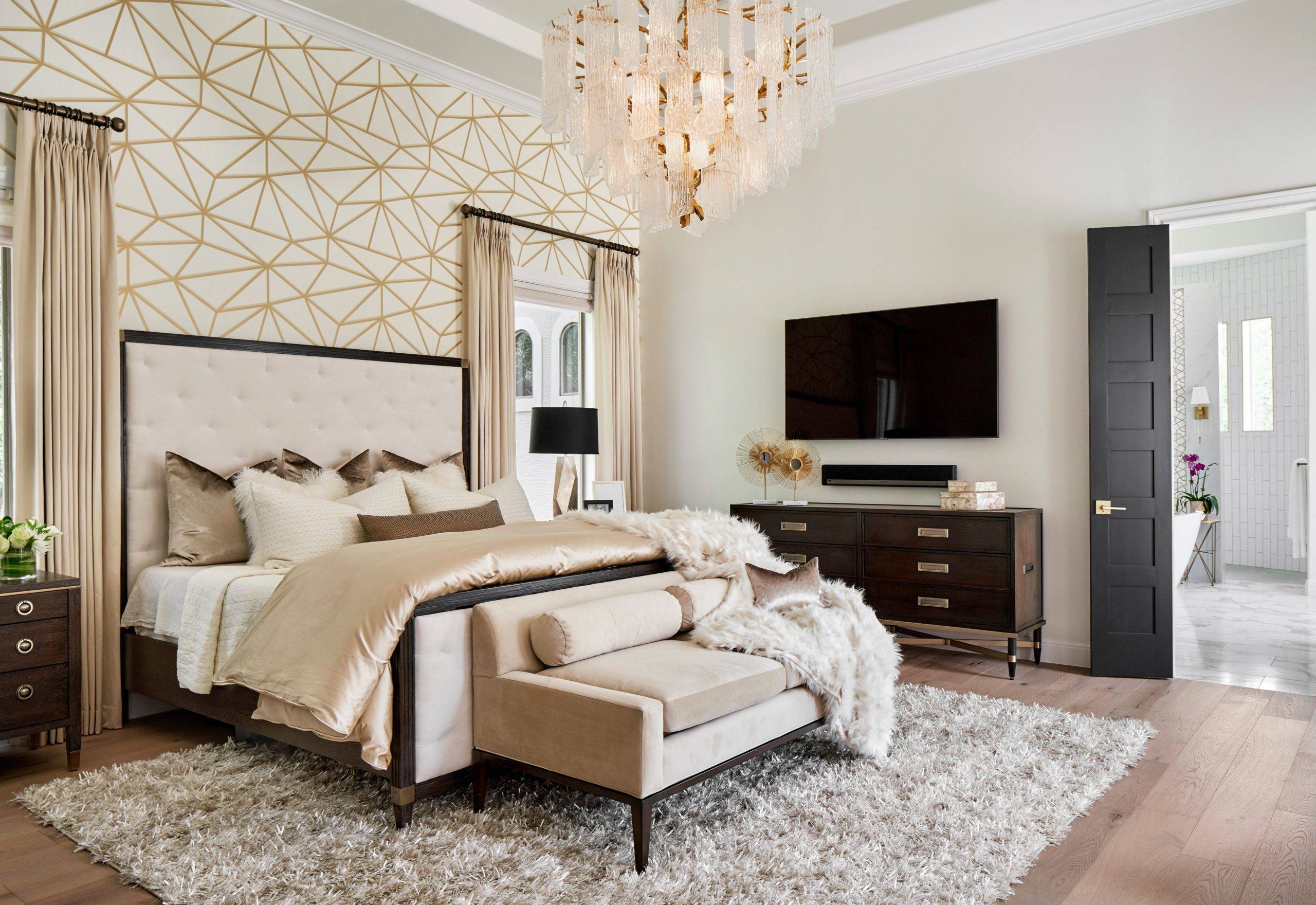 Wallpaper geometris untuk kamar tidur (dari Houzz)