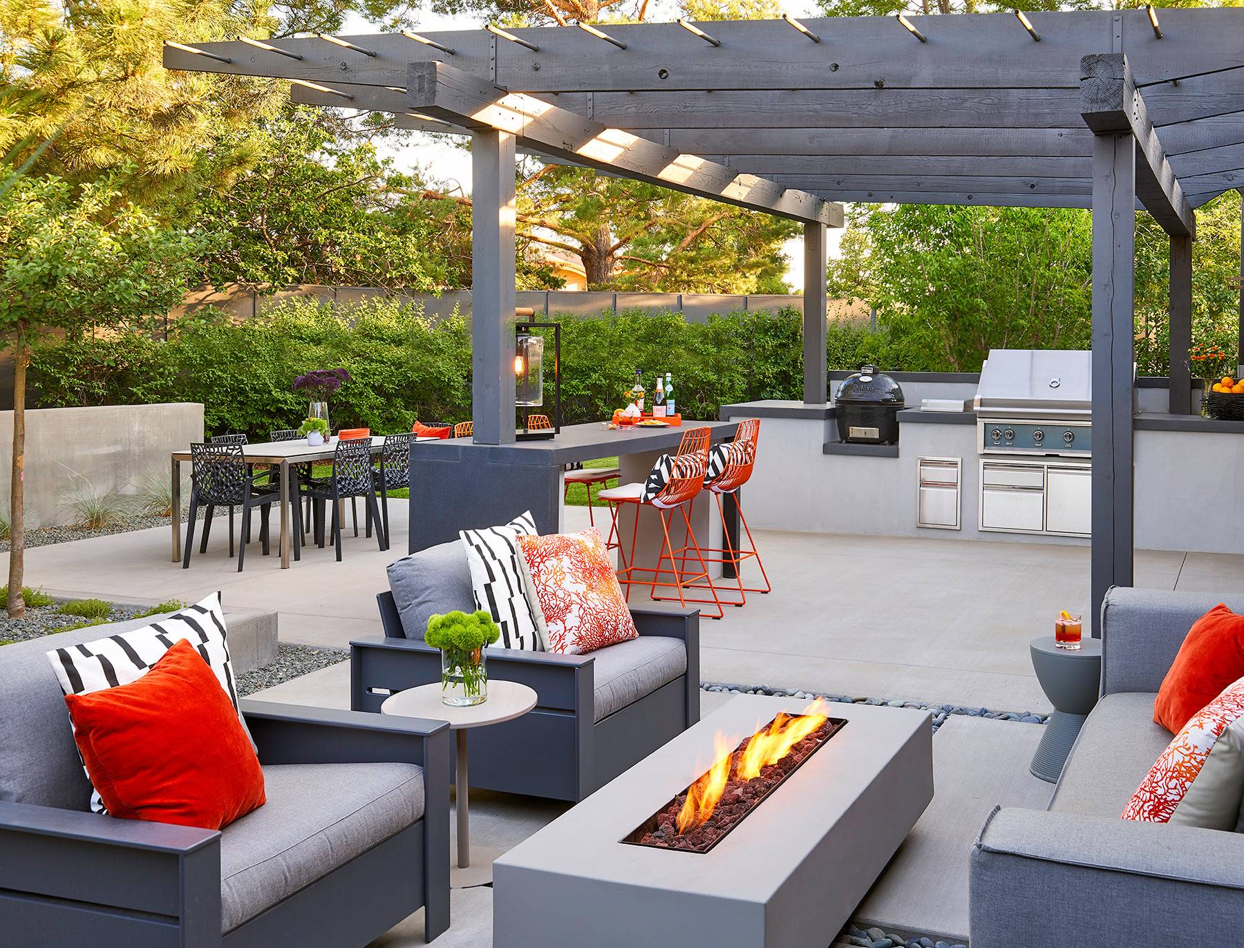 Orange accents to enhance the outdoor seating area (from Houzz)