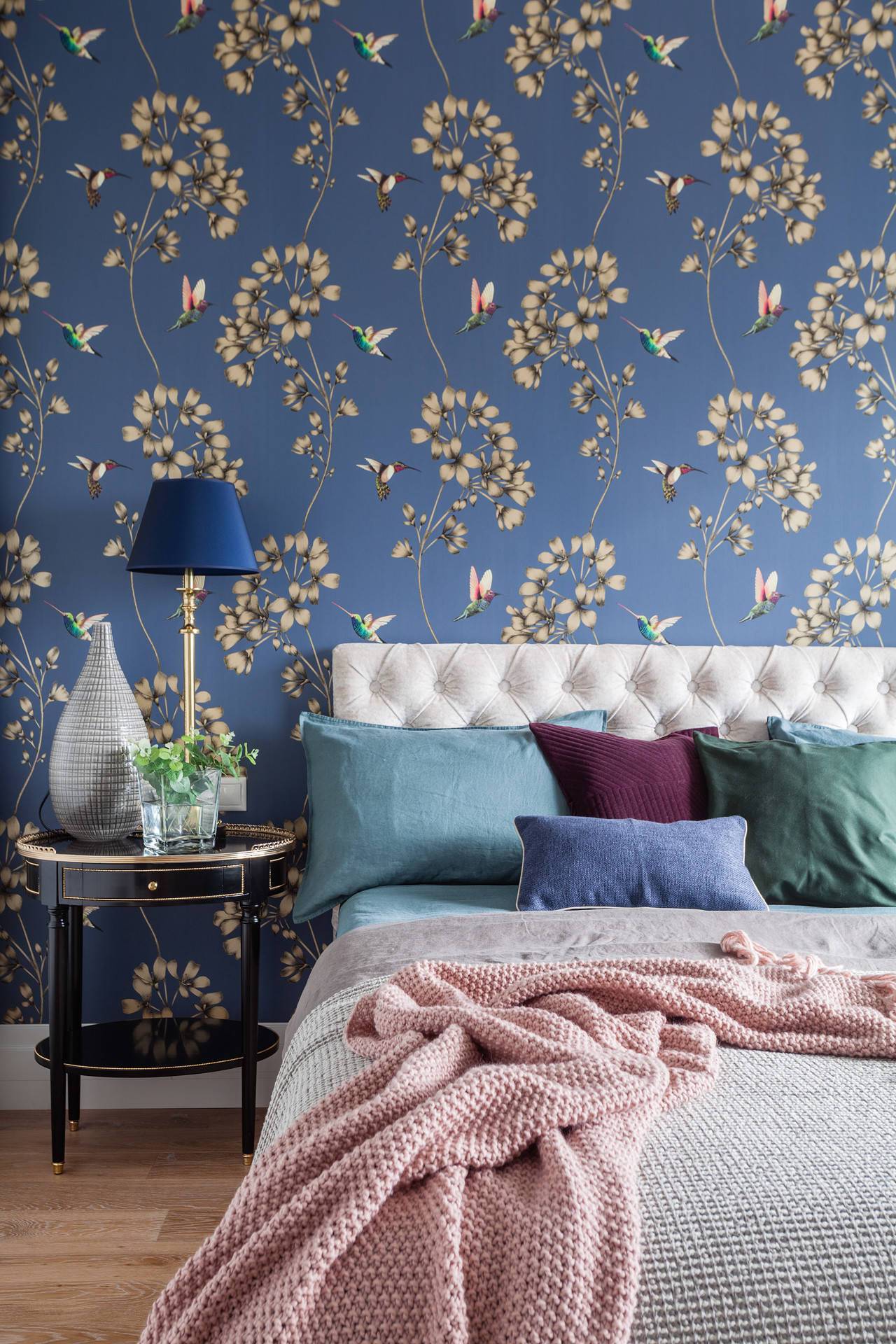 Tranquil floral wallpaper for your bedroom  (from Houzz)