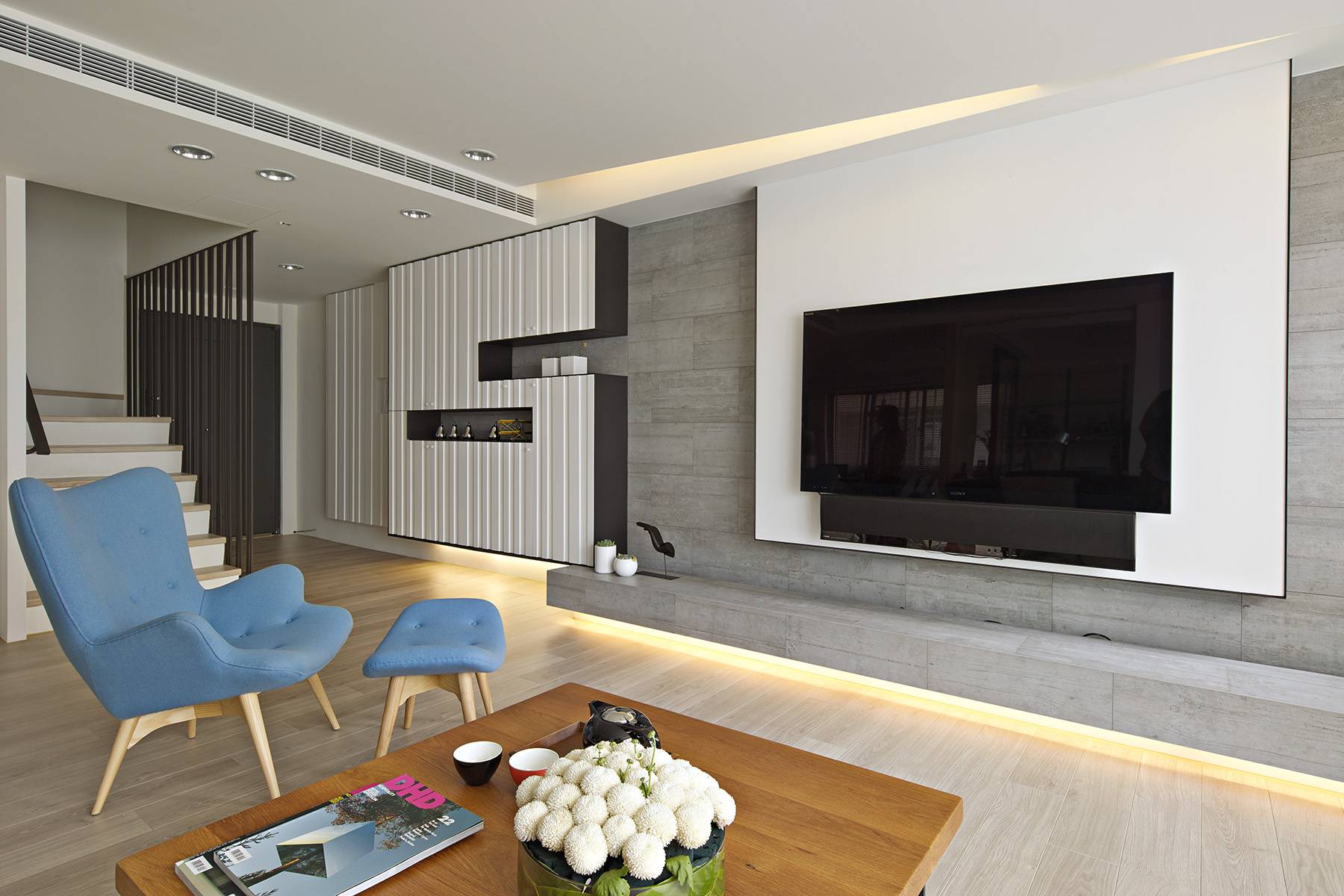 Living Room with Modern and Minimalist Inspirations [Photo by Home Desigining]