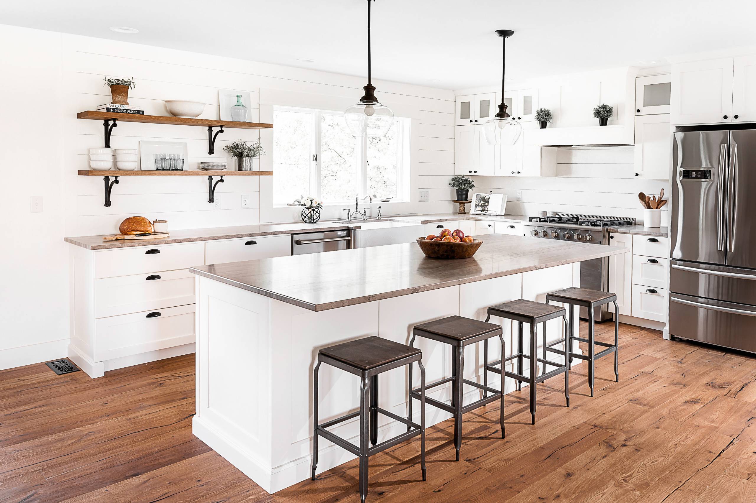 fairfield-iowa-modern-farmhouse-kitchen-jc-huffman-cabinetry-img_694146550d9f7f1f_14-7076-1-c720c81