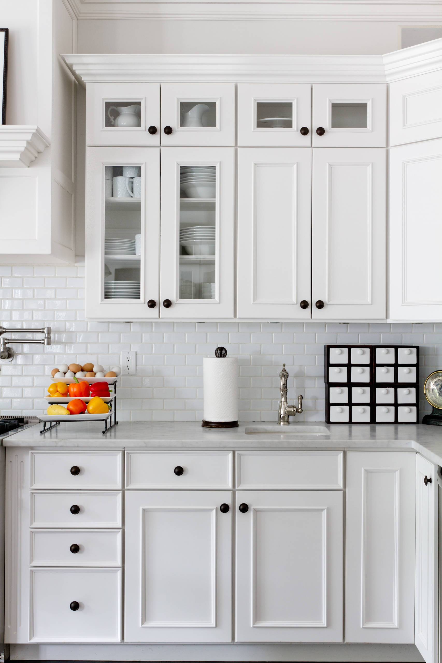 White gives you freedom for choosing the countertops (from Houzz)