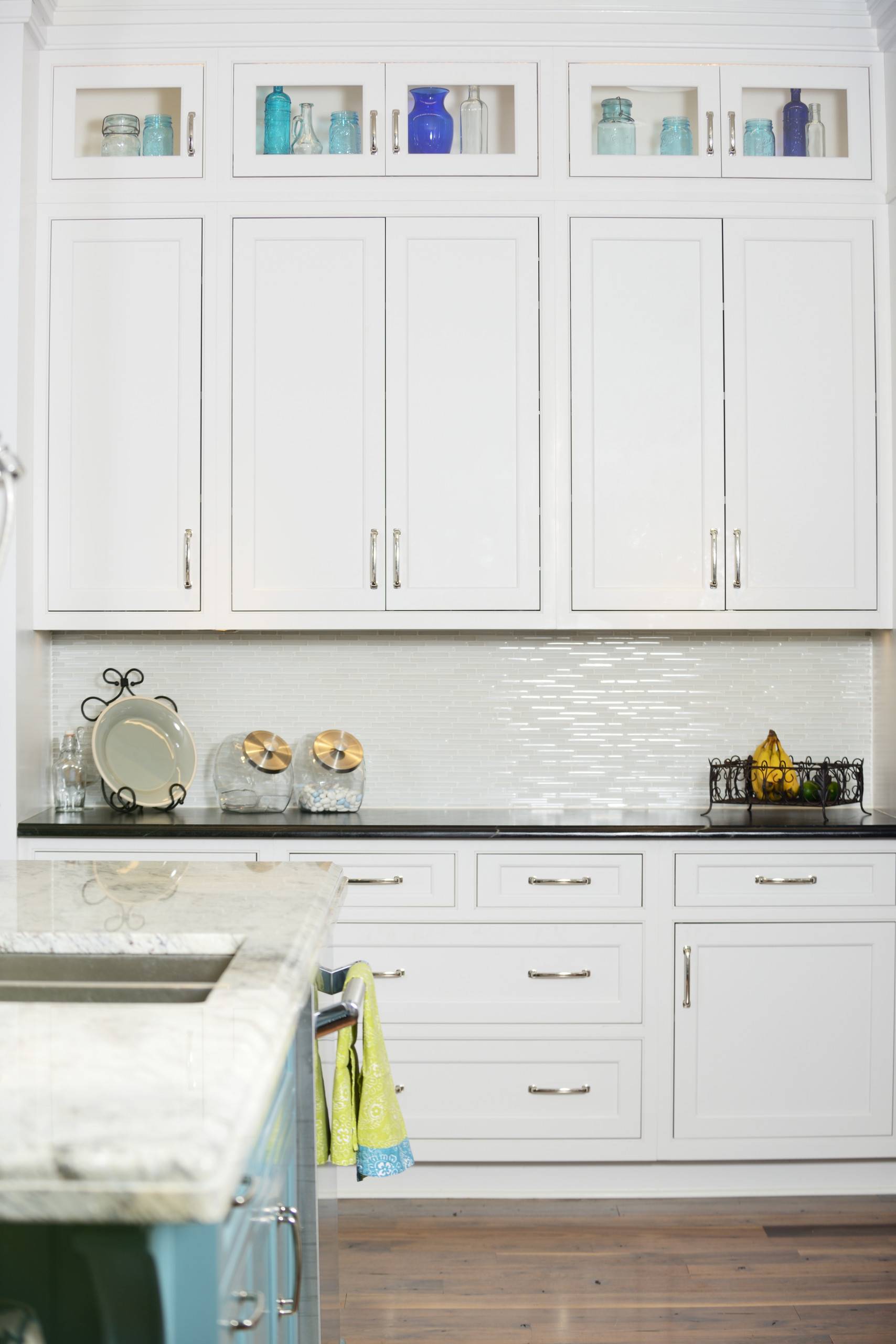 Traditional style and white cabinets (from Houzz)