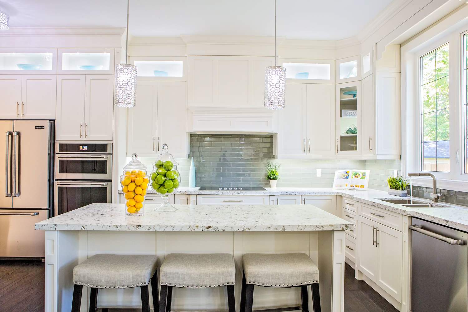 Transitional kitchen with white cabinets (from Houzz)