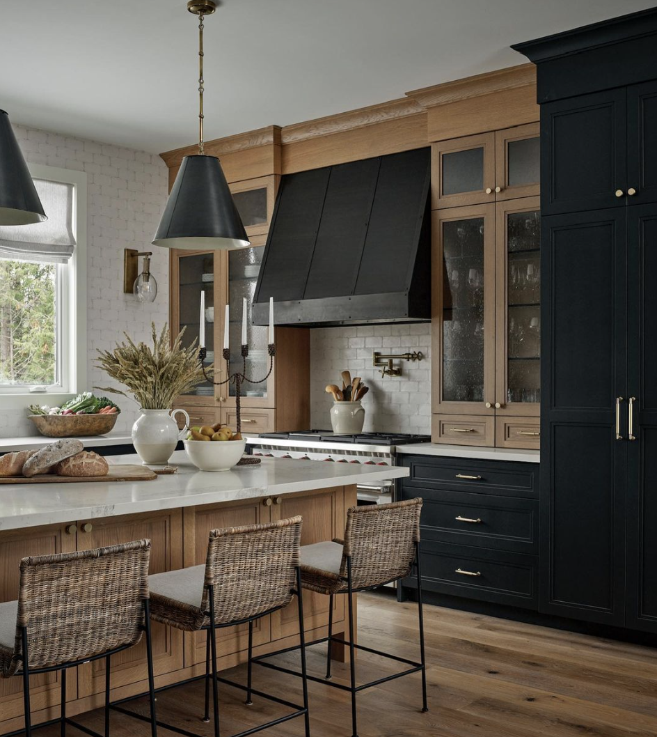 dapur gelap lemari kayu ringan liontin oven range hood island stools