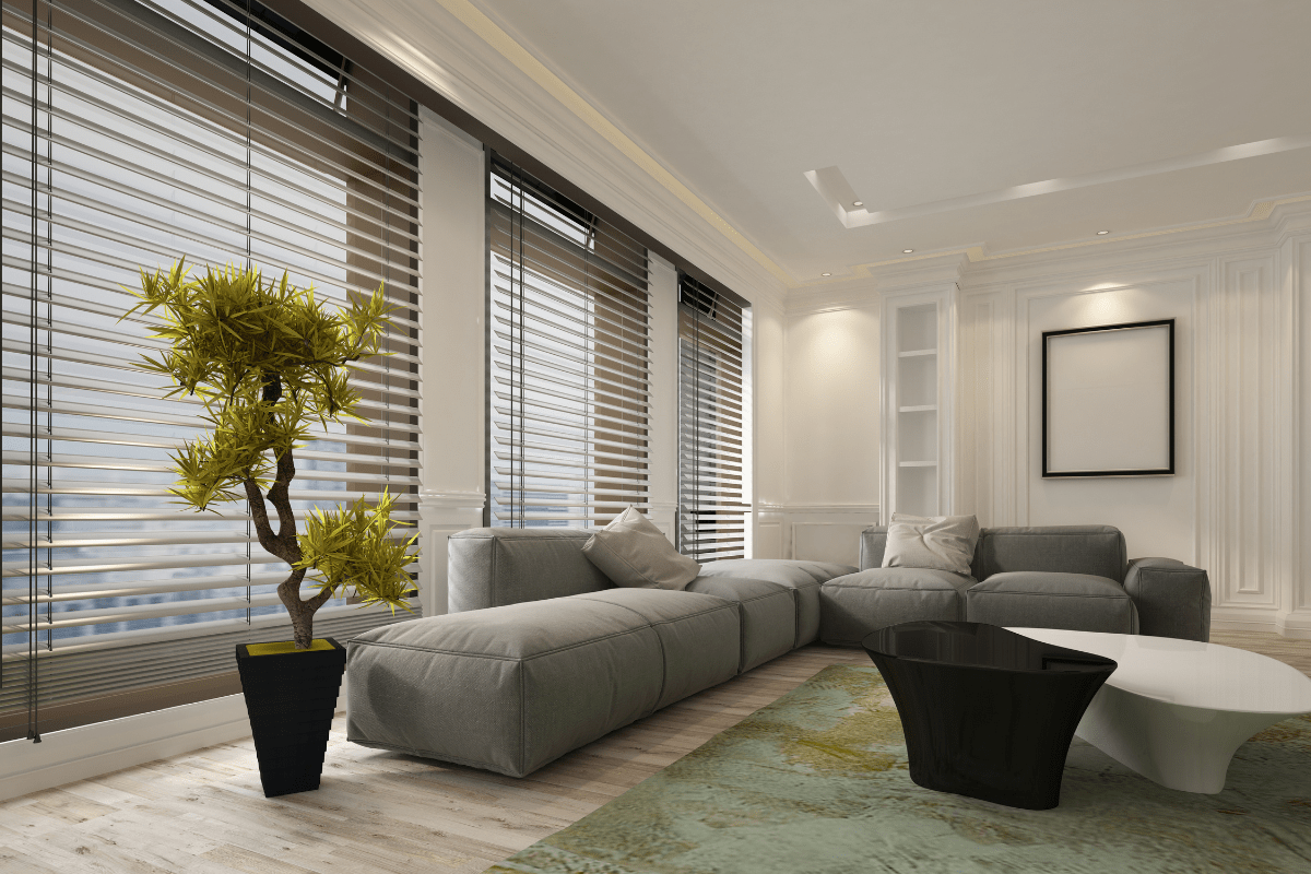 ruang tamu modern sofa rendah abu-abu dan kerai hitam