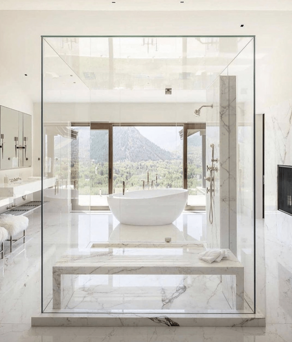 Walk-in shower marmer, bathtub besar berwarna putih di kamar mandi