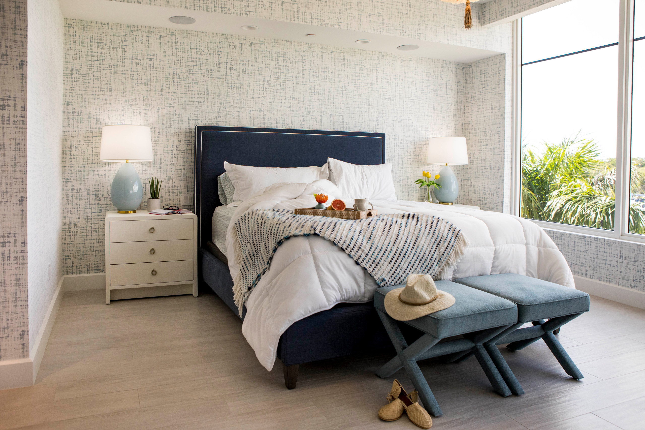 Coastal bedroom with relaxed vibe (from Houzz)