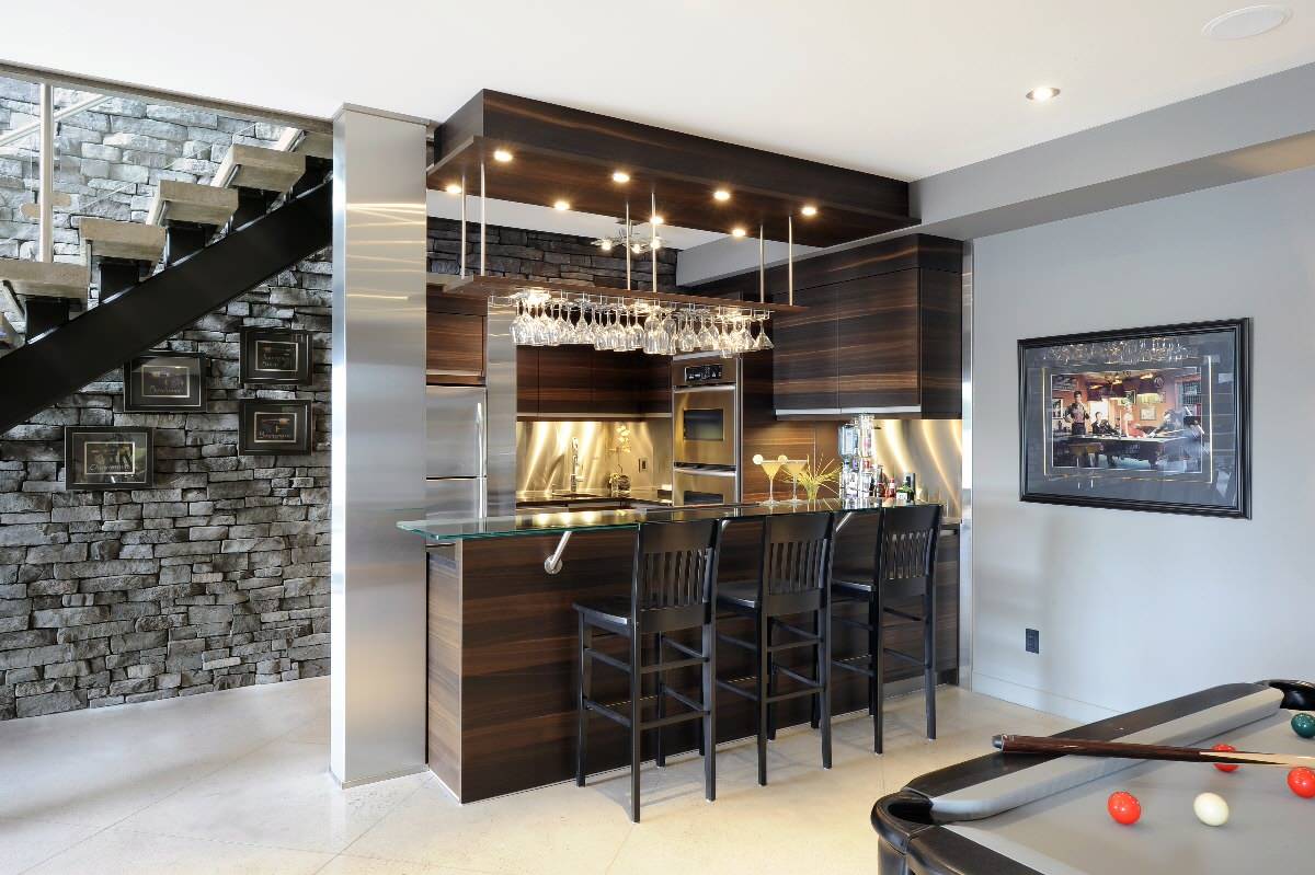 Basement bar for entertaining with friends (from Houzz)