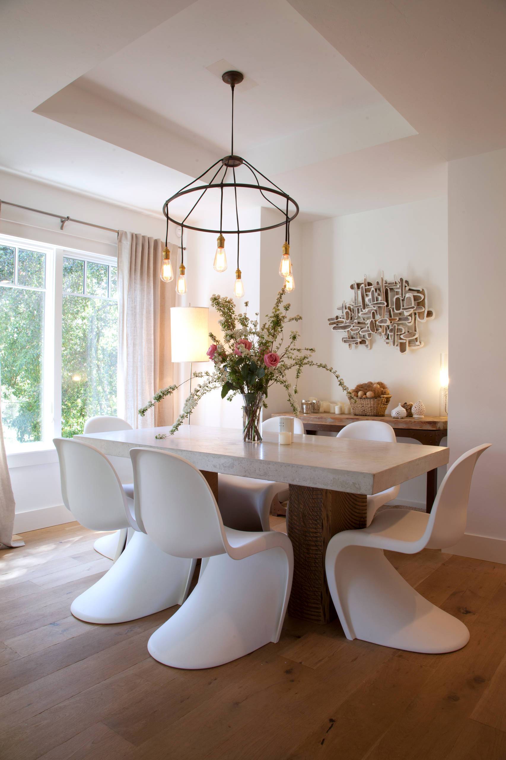 Wall decor with organic feel to match the vibe (from Houzz)