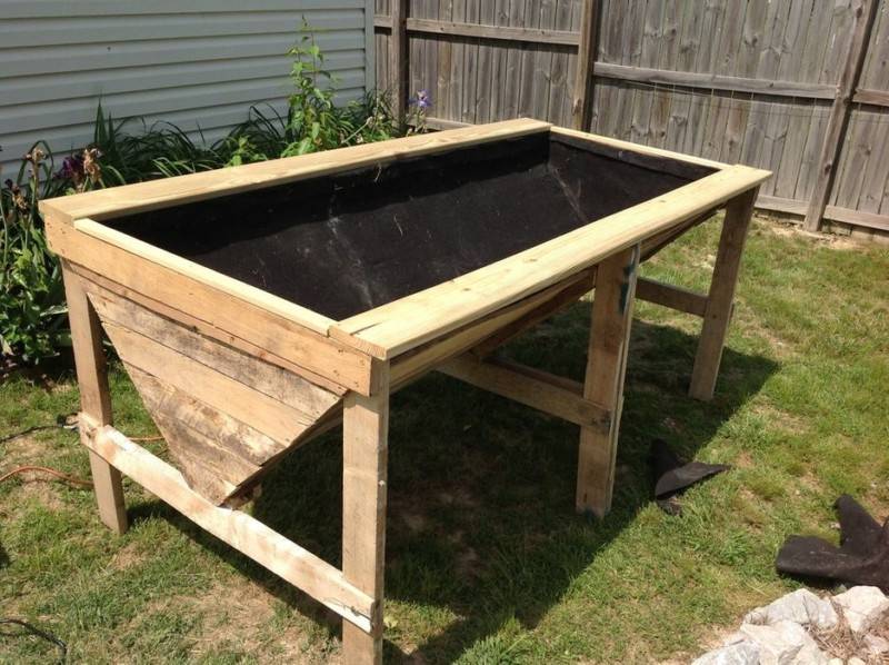 pallet planter raised standing on grass triangle shape