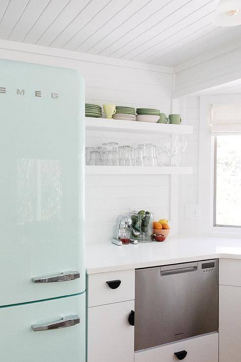 Kulkas Smeg biru pastel di dapur putih