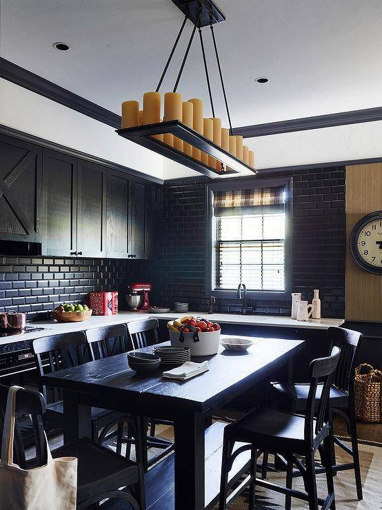 https://cdn.decoist.com/wp-content/uploads/2022/09/Black-Subway-Tile-10292.jpeg