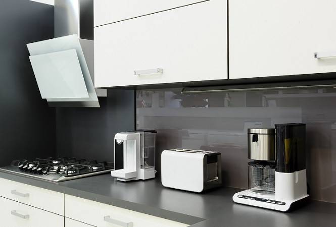 lemari dapur modern putih dengan peralatan di meja hitam