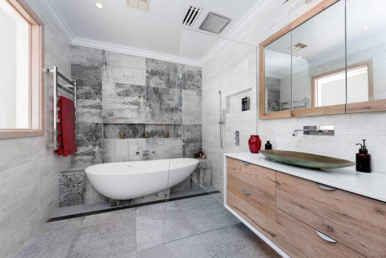 Before You Buy The Pros & Cons of a Freestanding Bathtub Decoist