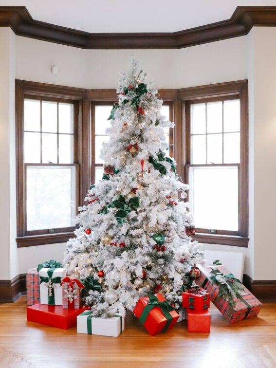 Christmas tree with presents