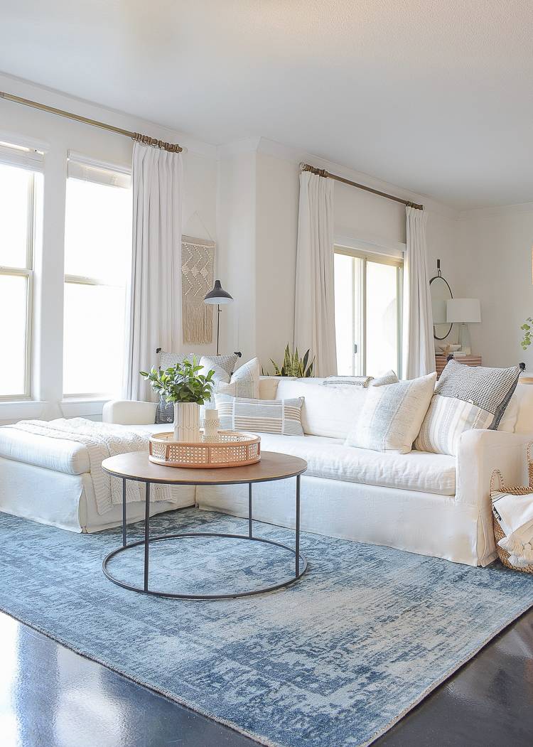 cozy-winter-home-tour-tips-boho-chic-living-room-blue-vintage-inspired-rug-white-linen-couch-brass-coffee-table-white-curtains-brass-rods-3-33890
