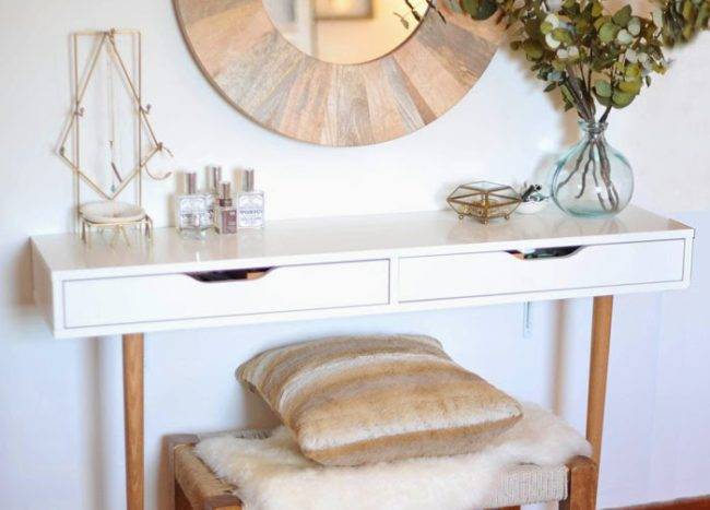 makeup vanity with round mirror