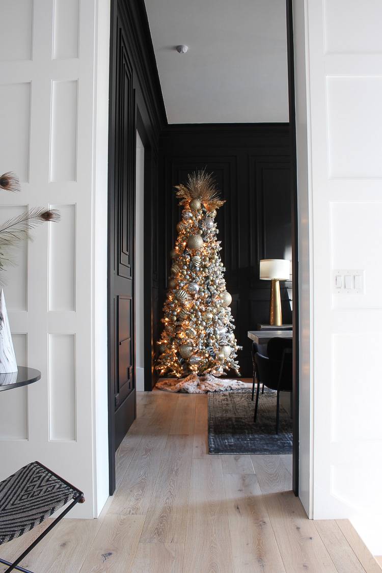 modern-luxe-elegant-christmas-tree-black-dining-room-3-23906