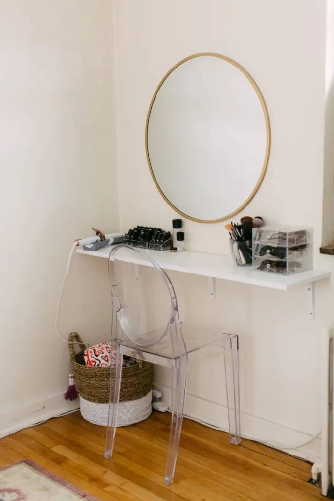 Diy small outlet vanity table