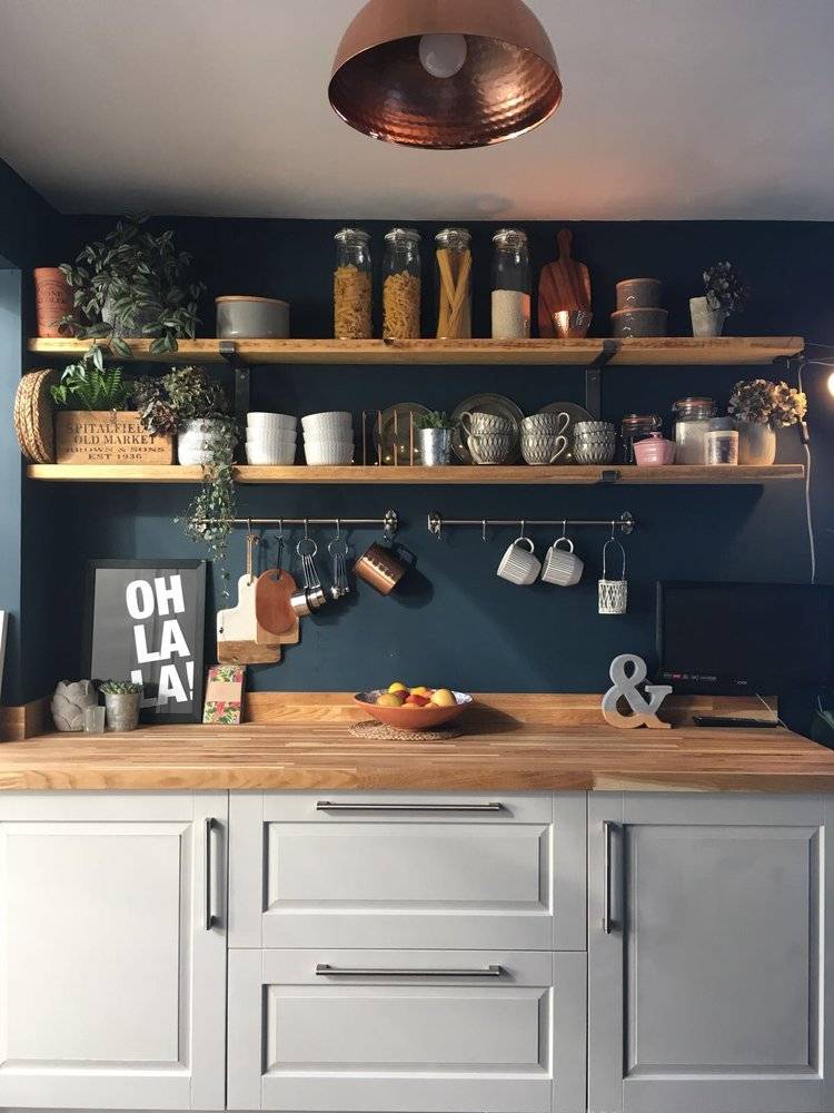 dinding aksen dapur biru tua