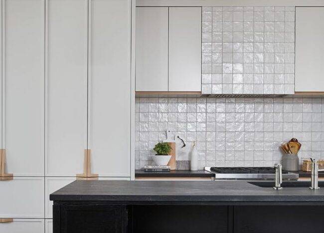 Black and White Kitchen Cabinet Pairings For Contemporary Contrast [23