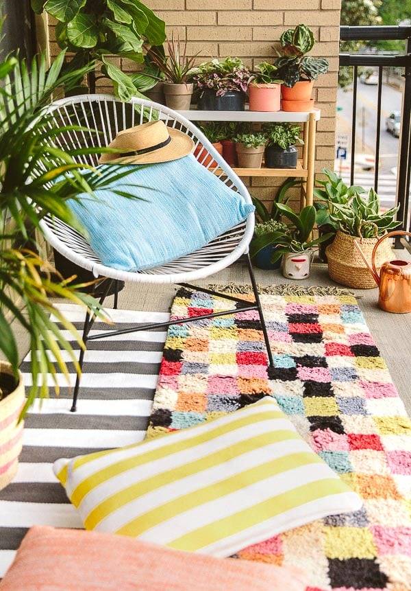 5 Ideas for Decorating With Outdoor Pillows