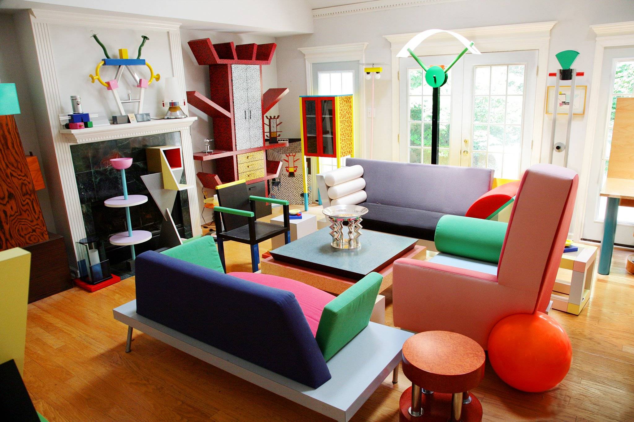 colorful vibrant living room in the memphis design style