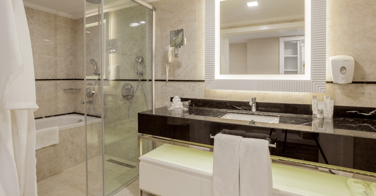 Um banheiro elegante projetado para espaços pequenos.