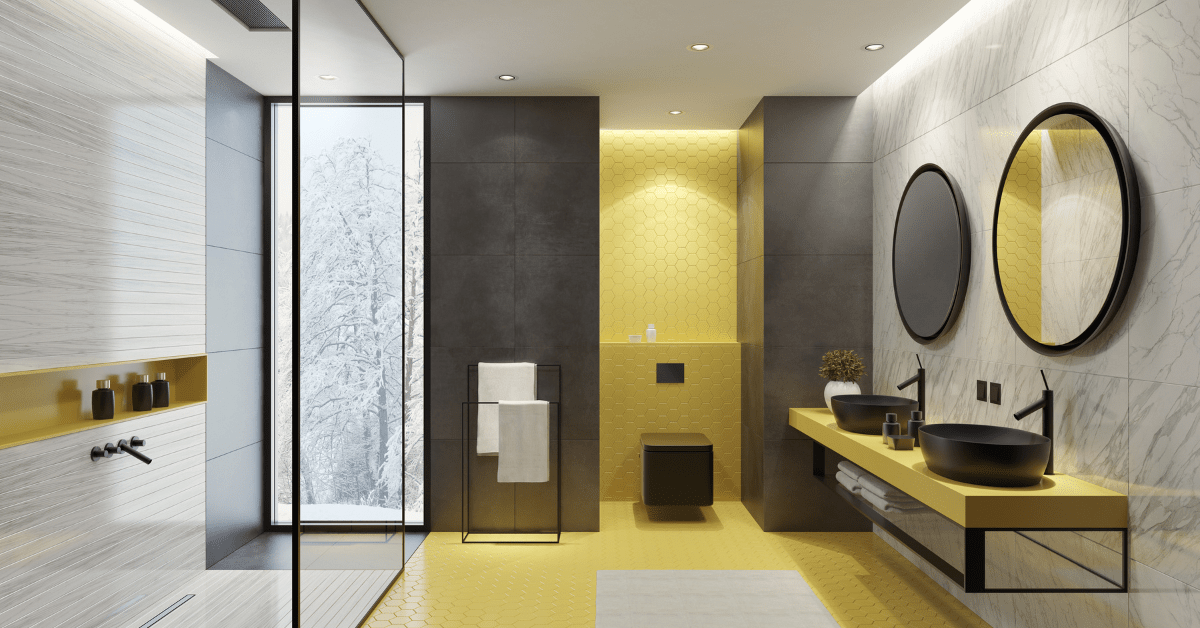 Banheiro moderno com detalhes em amarelo e grande janela no box para luz natural que complementa as luzes do teto.