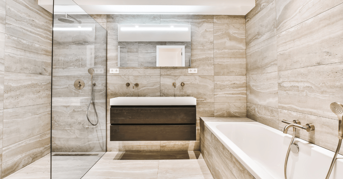 Banheiro moderno com grandes azulejos e paredes.