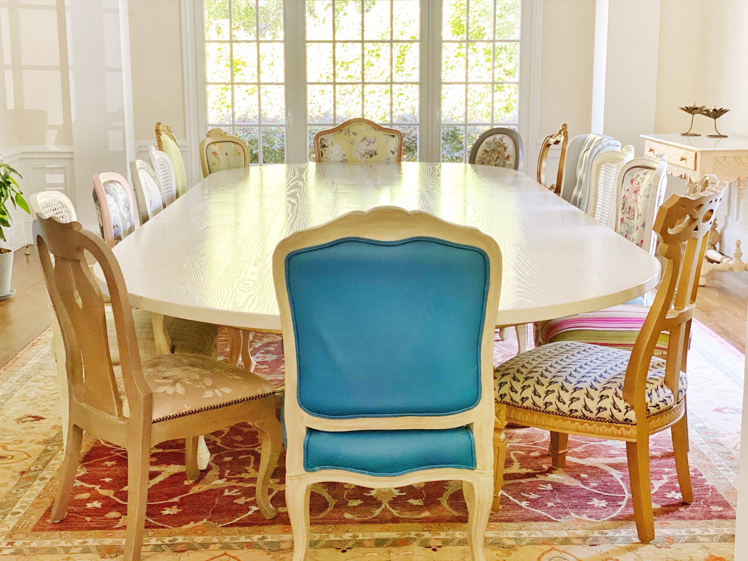 dinning-room-decor-table-and-chairs-glam-luxury-2023-11-27-04-57-01-utc