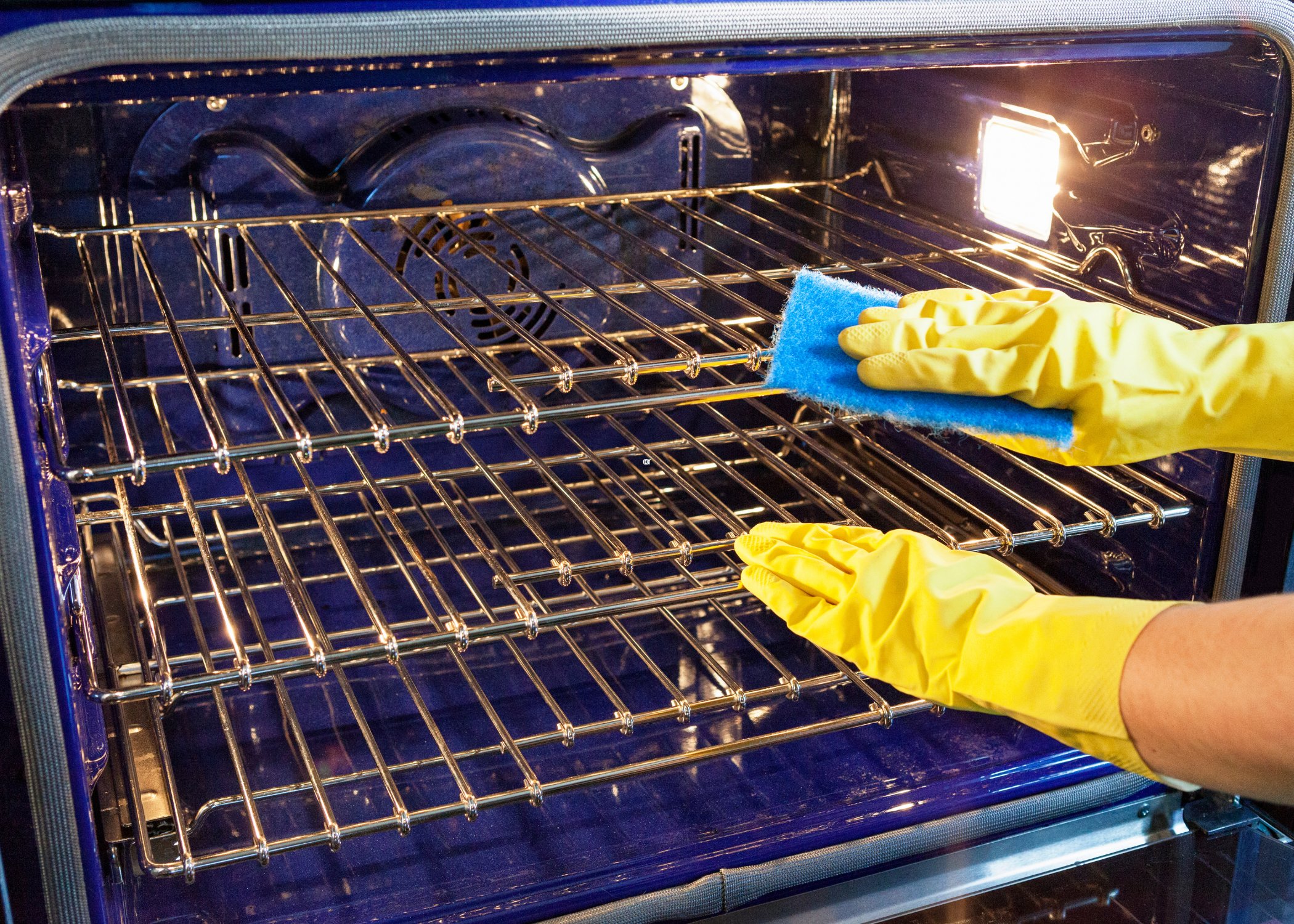 cleaning oven racks with sponge