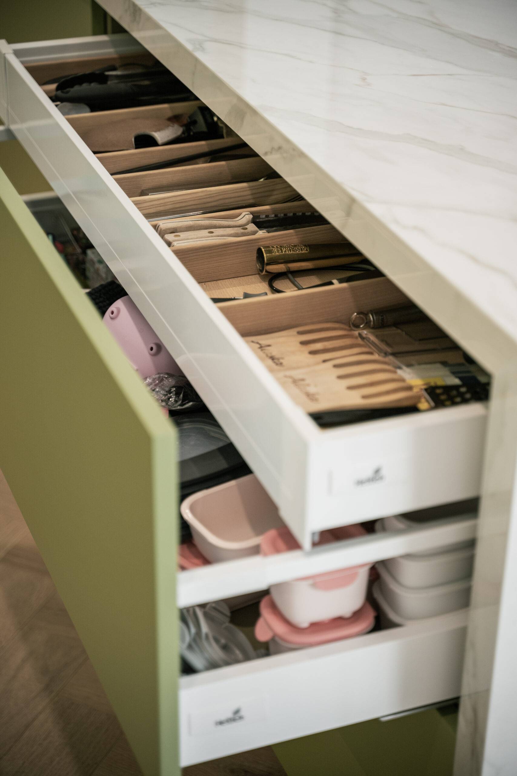 Multi layer pull out drawers.