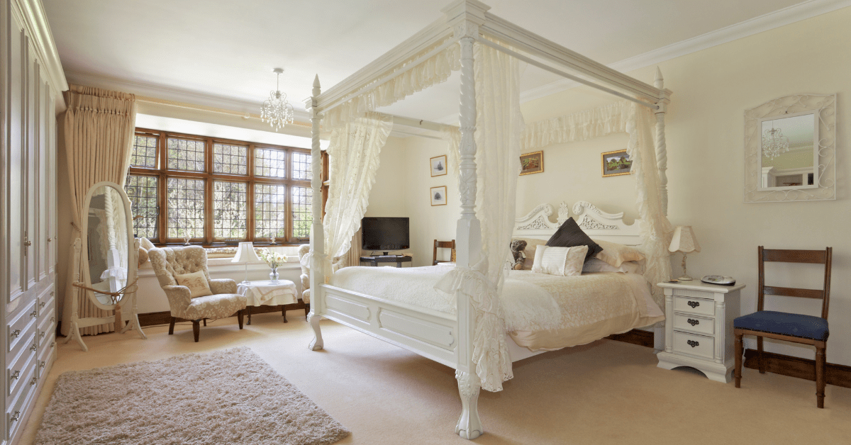 White four poster bed.